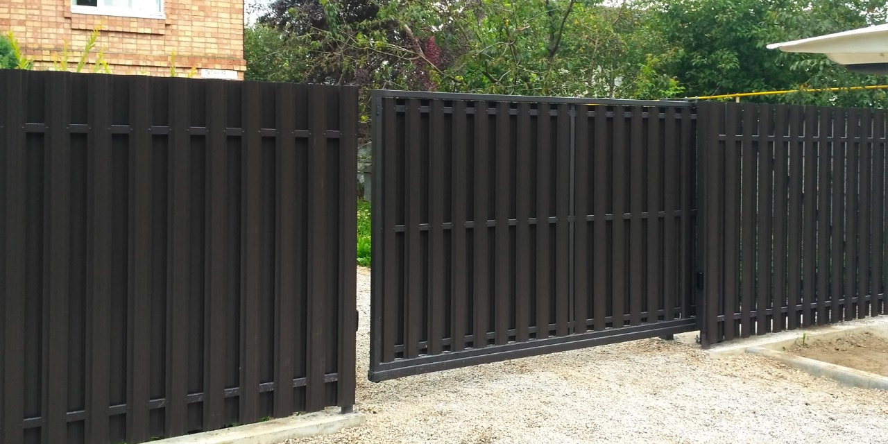 Забор двойной из металлоштакетника с откатными воротами