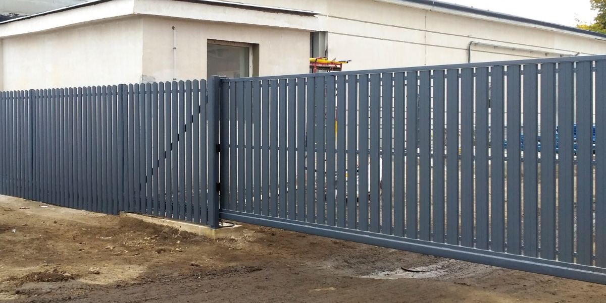 Забор односторонний из металлоштакетника, с автоматическими откатными воротами и калиткой