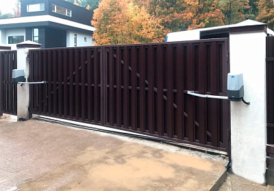 Распашные ворота из маталлоштакетника