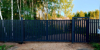 Откатные ворота из металлического штакетника